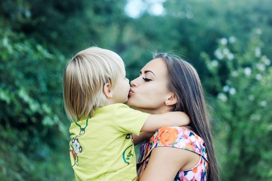 bacio sulla bocca figlio
