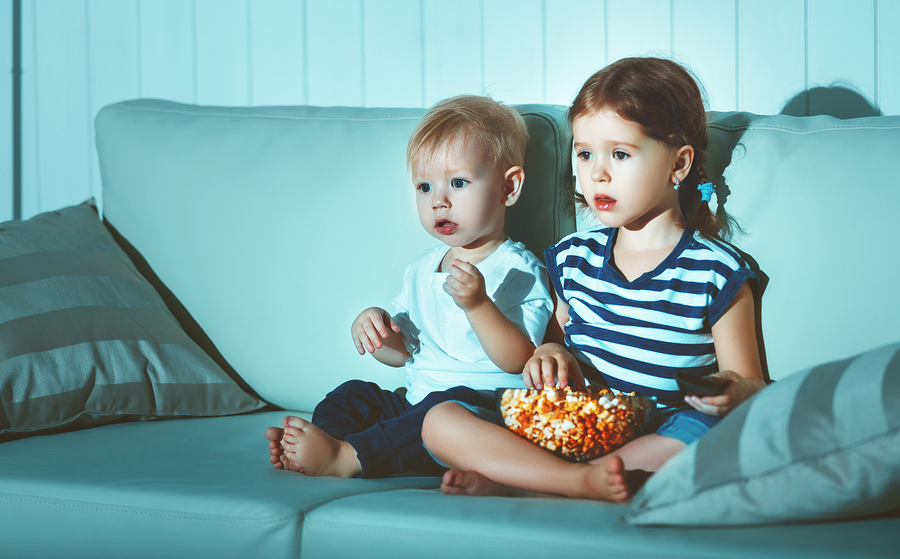 bambini guardano la tv