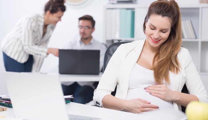 Impiegata incinta viene subito assunta a tempo indeterminato