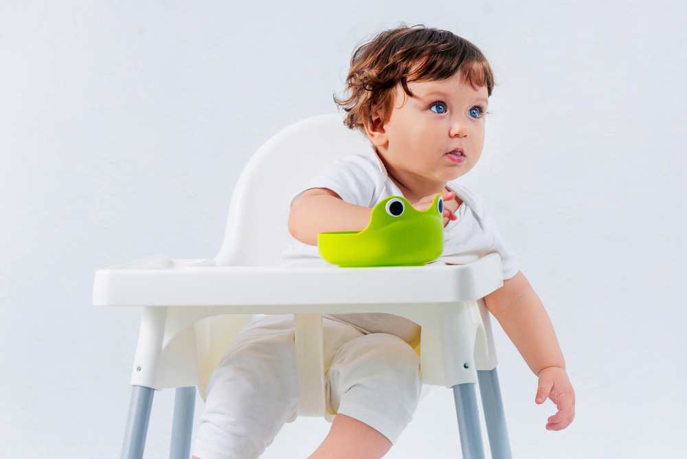 bambino butta per terra cose