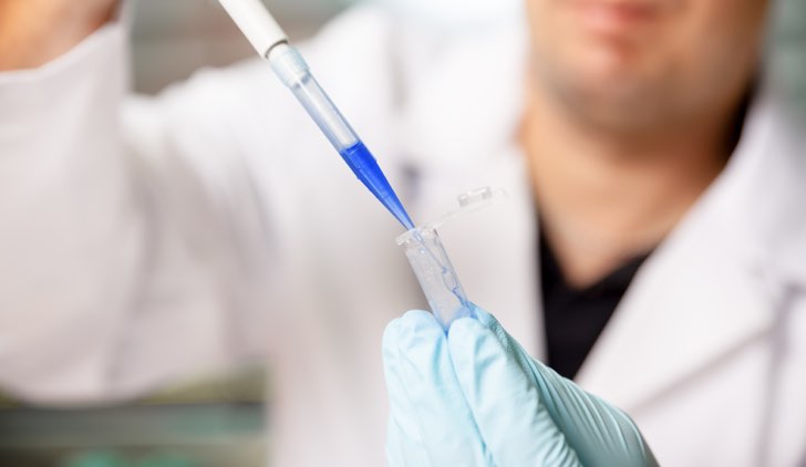 Muore a 21 anni, i genitori prendono il suo sperma per avere dei nipoti