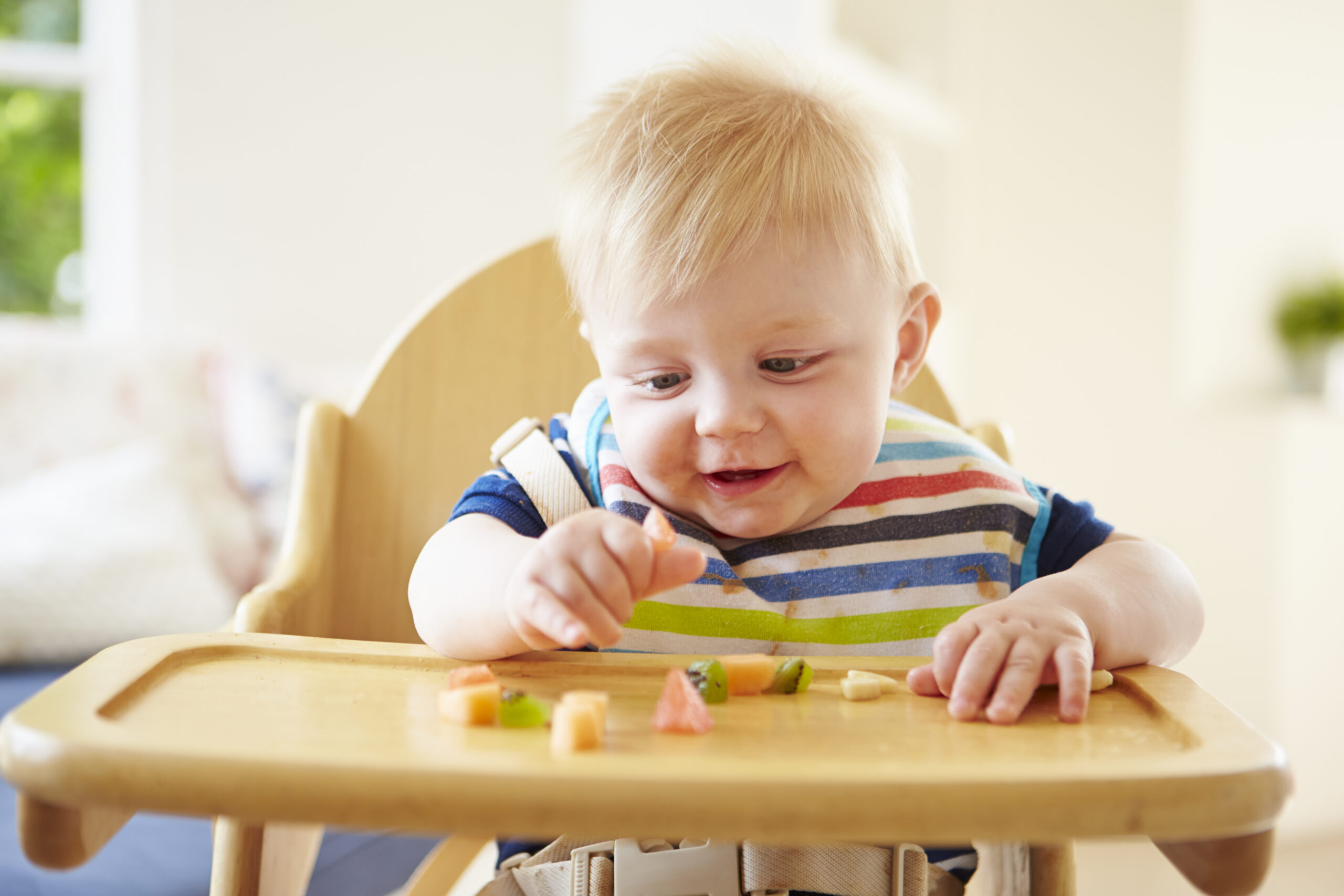 aiutare bambino a mangiare