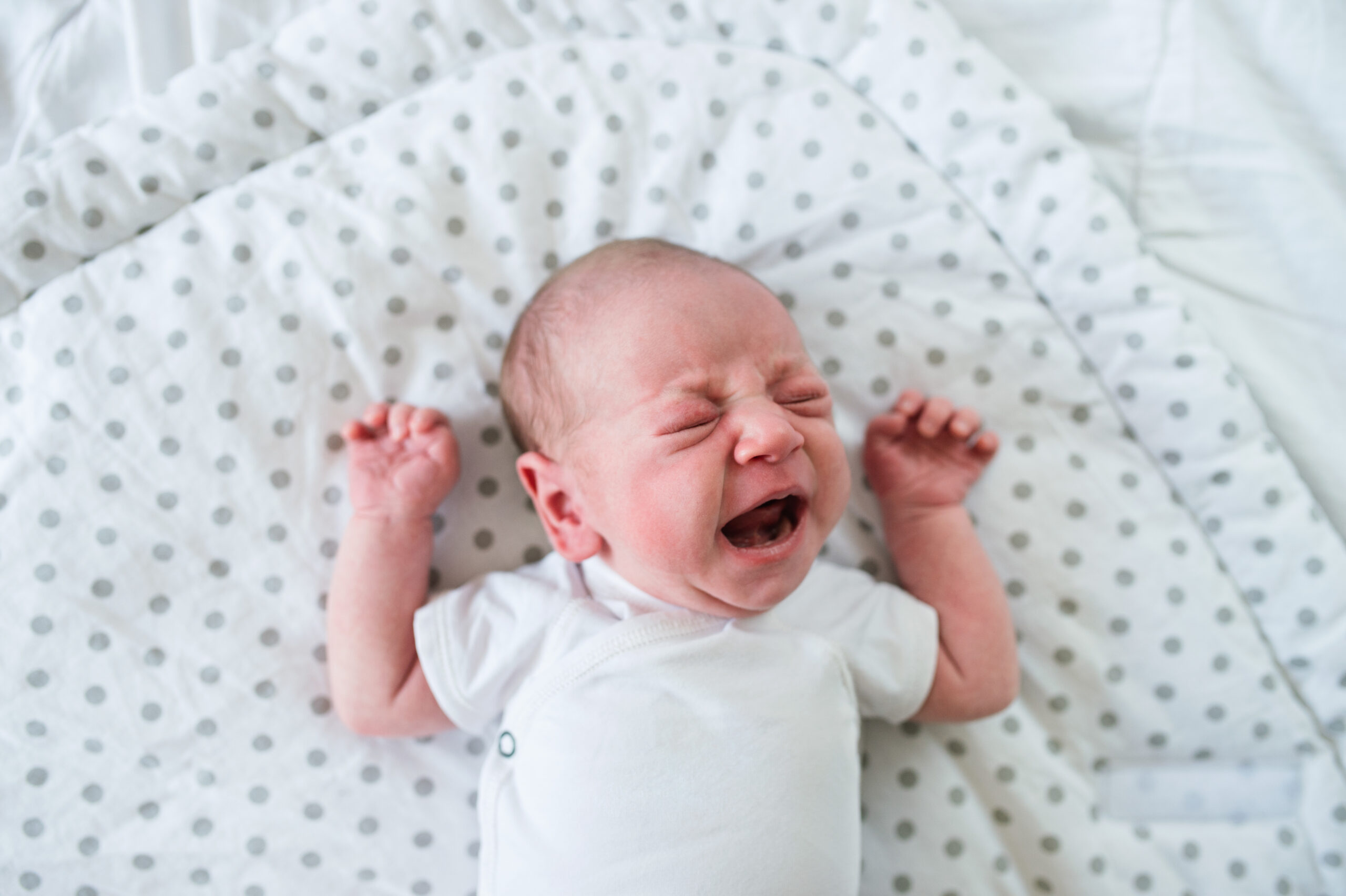 neonato piange