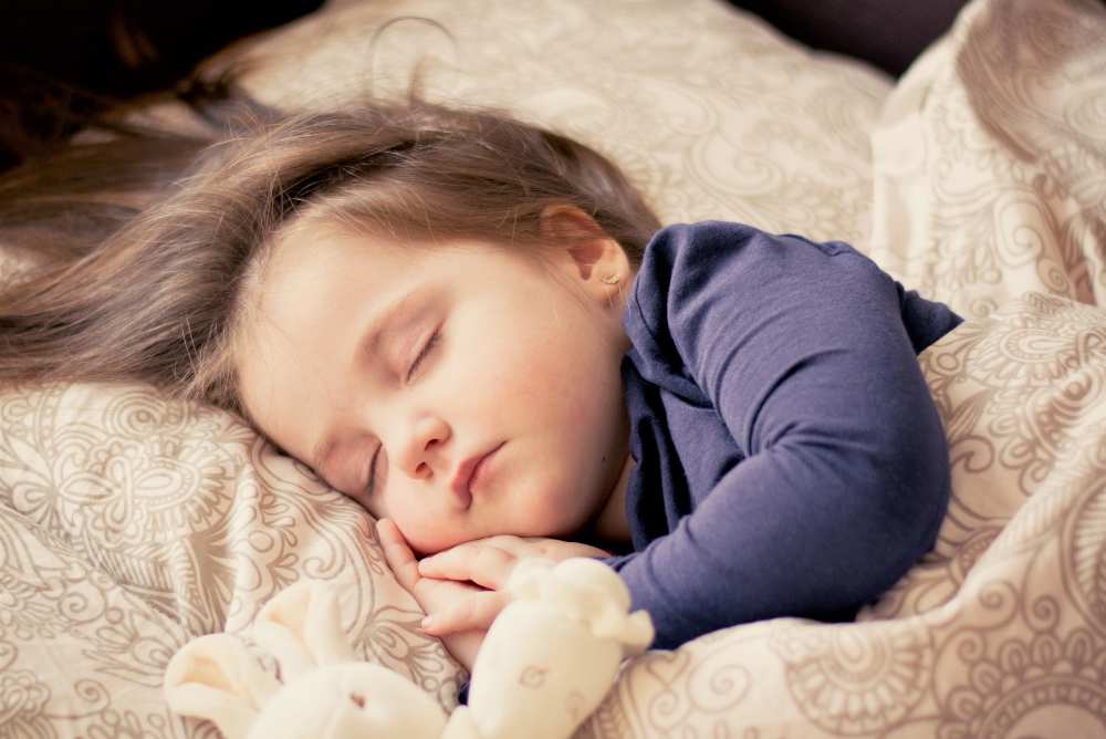 aiutare bambino a dormire da solo