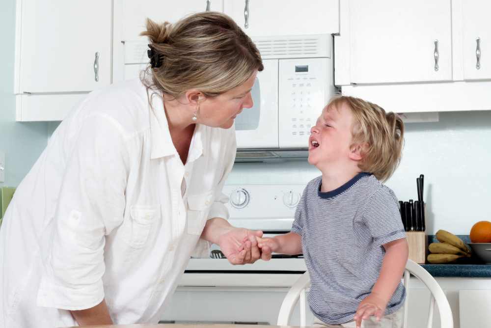 Perché i bambini si comportano male con la mamma
