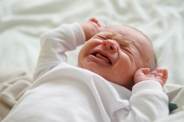 lasciar piangere un neonato