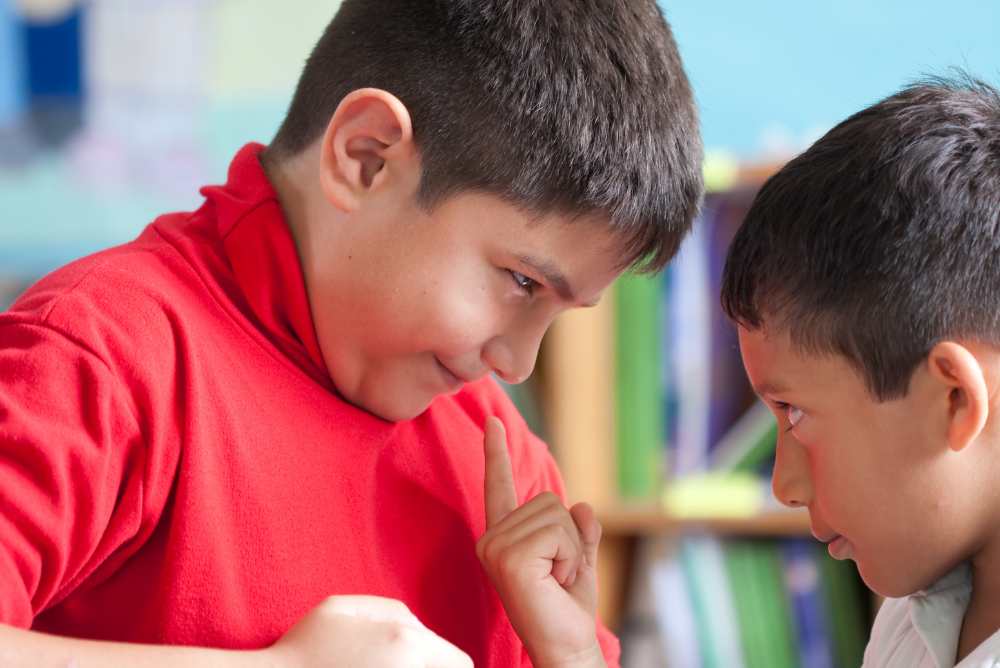 Cosa fare se un bambino picchia mio figlio